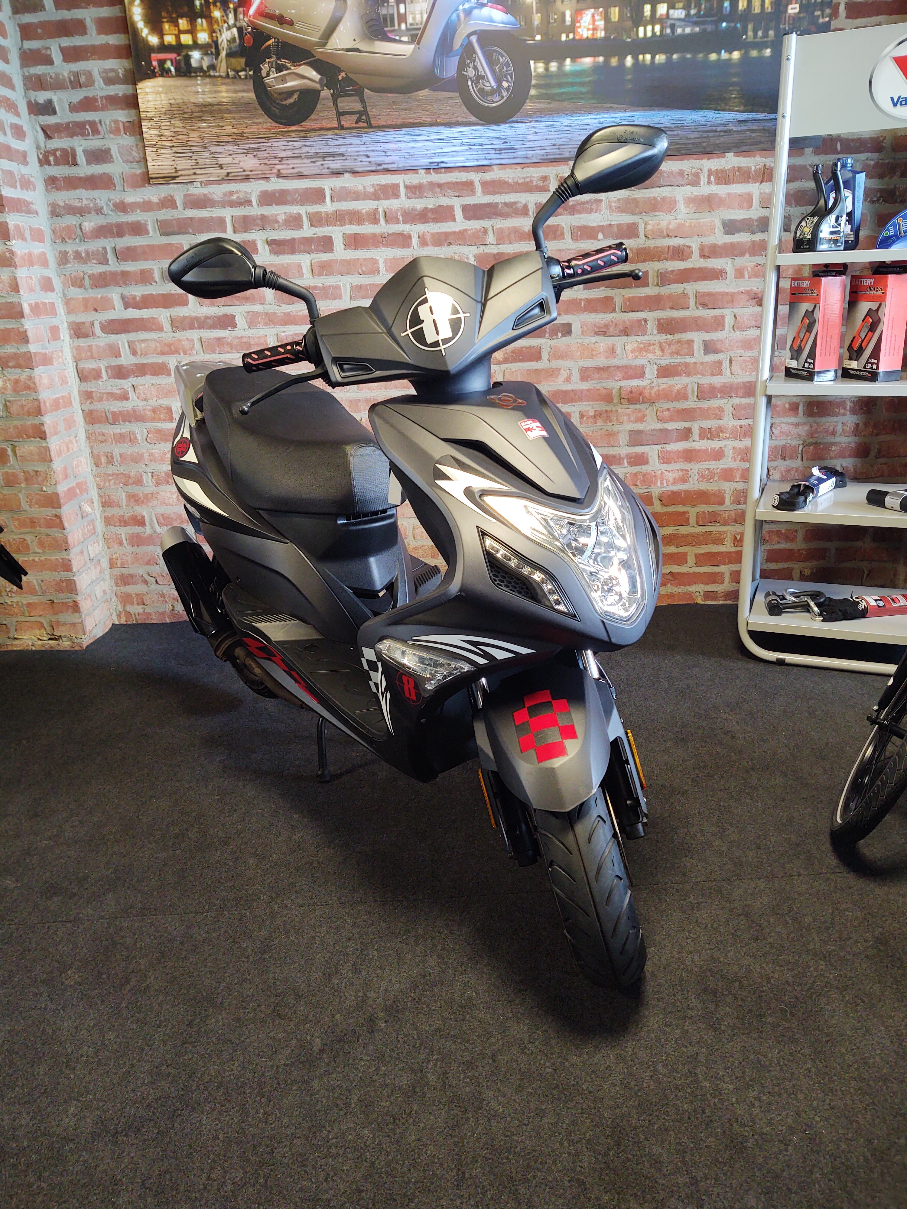 AGM R8 (25km/h)