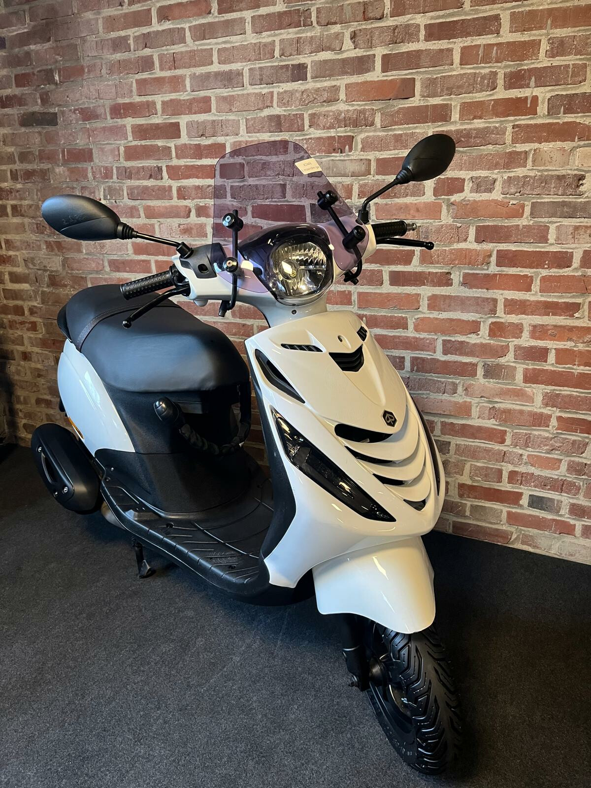 Piaggio Zip (45 km/h)